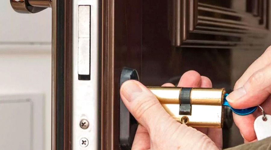 Замена личинки входной двери