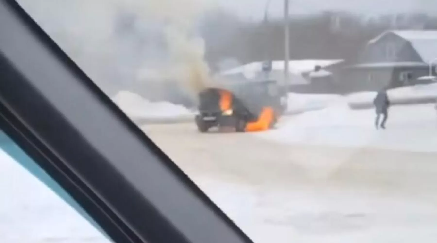 Горит автомобиль на Дорожной, скрин видео