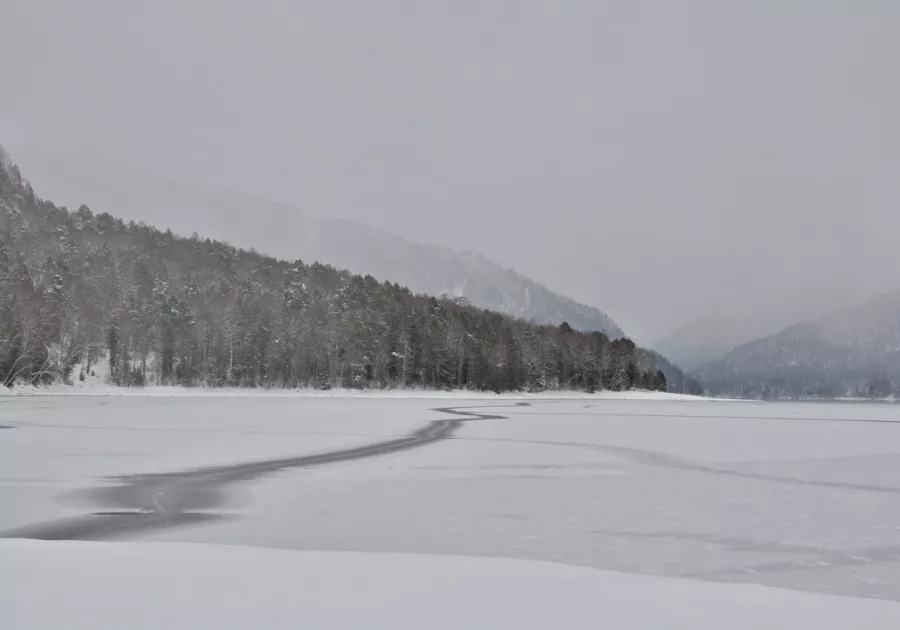 Замерзшее озеро Аракуль Нарын