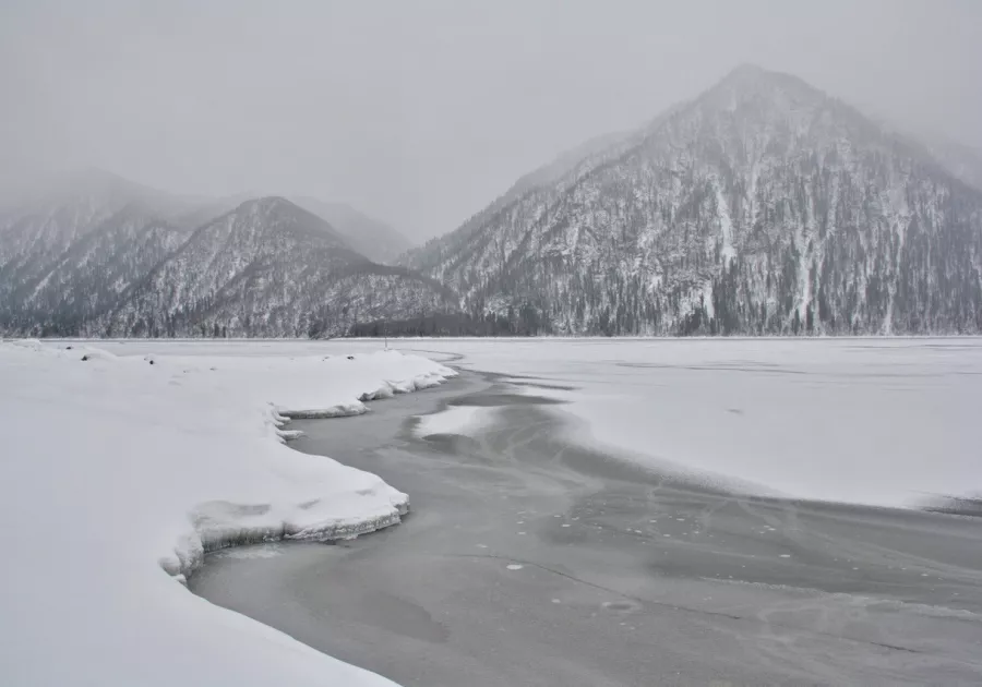 Озеро Телецкое замерзает в январе.