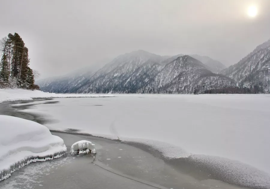 Озеро Телецкое замерзает в январе.