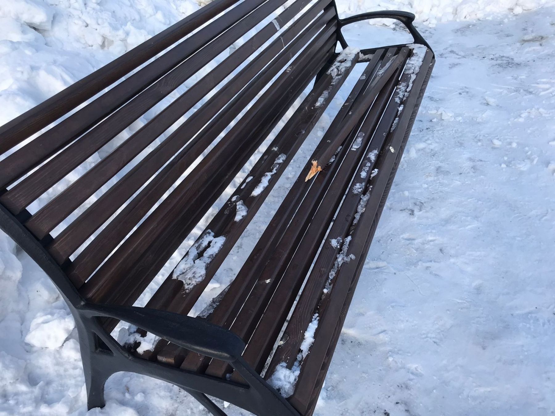 Сломанные скамейки в парке у ГДК