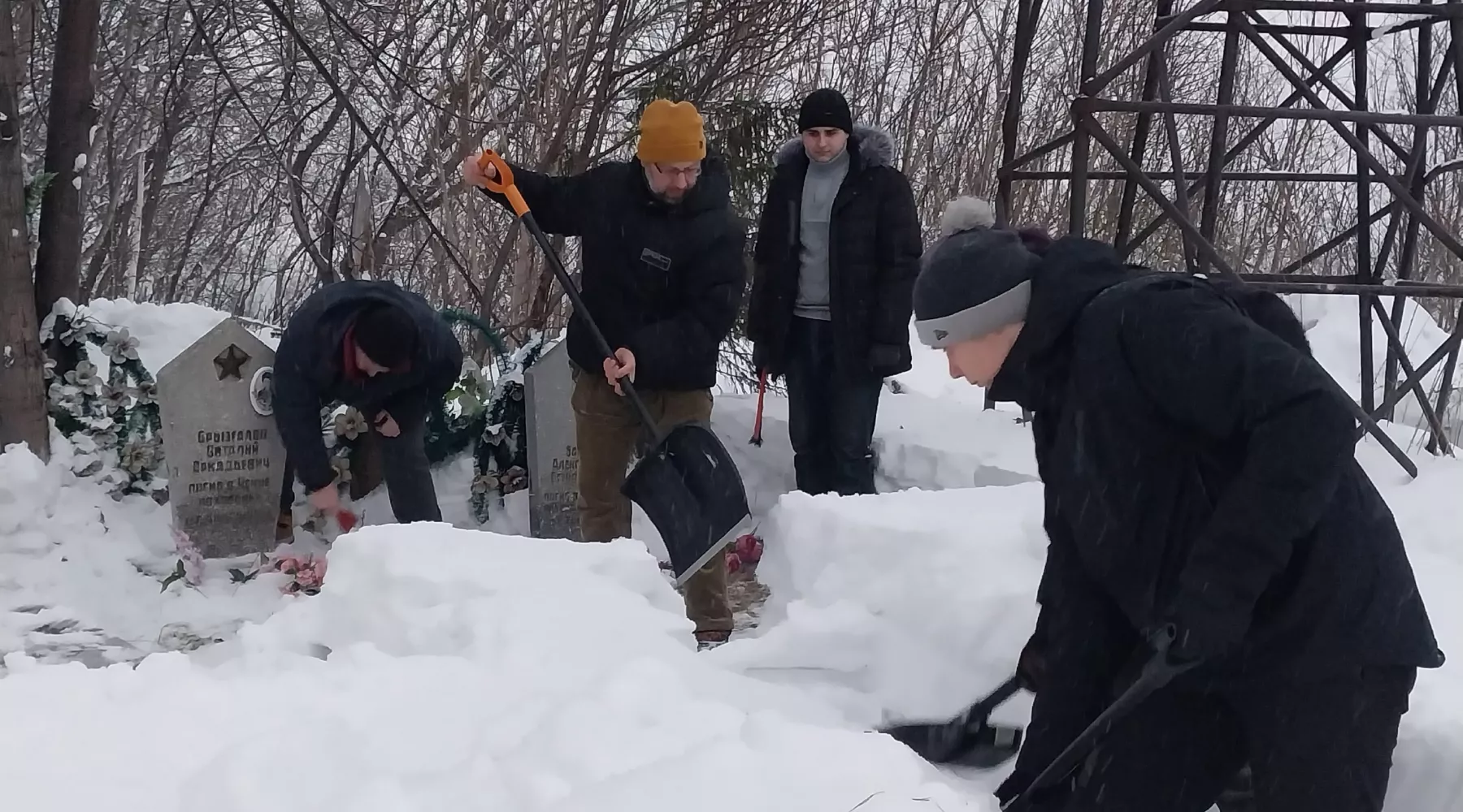 уборка могил воинов-бийчан от снега