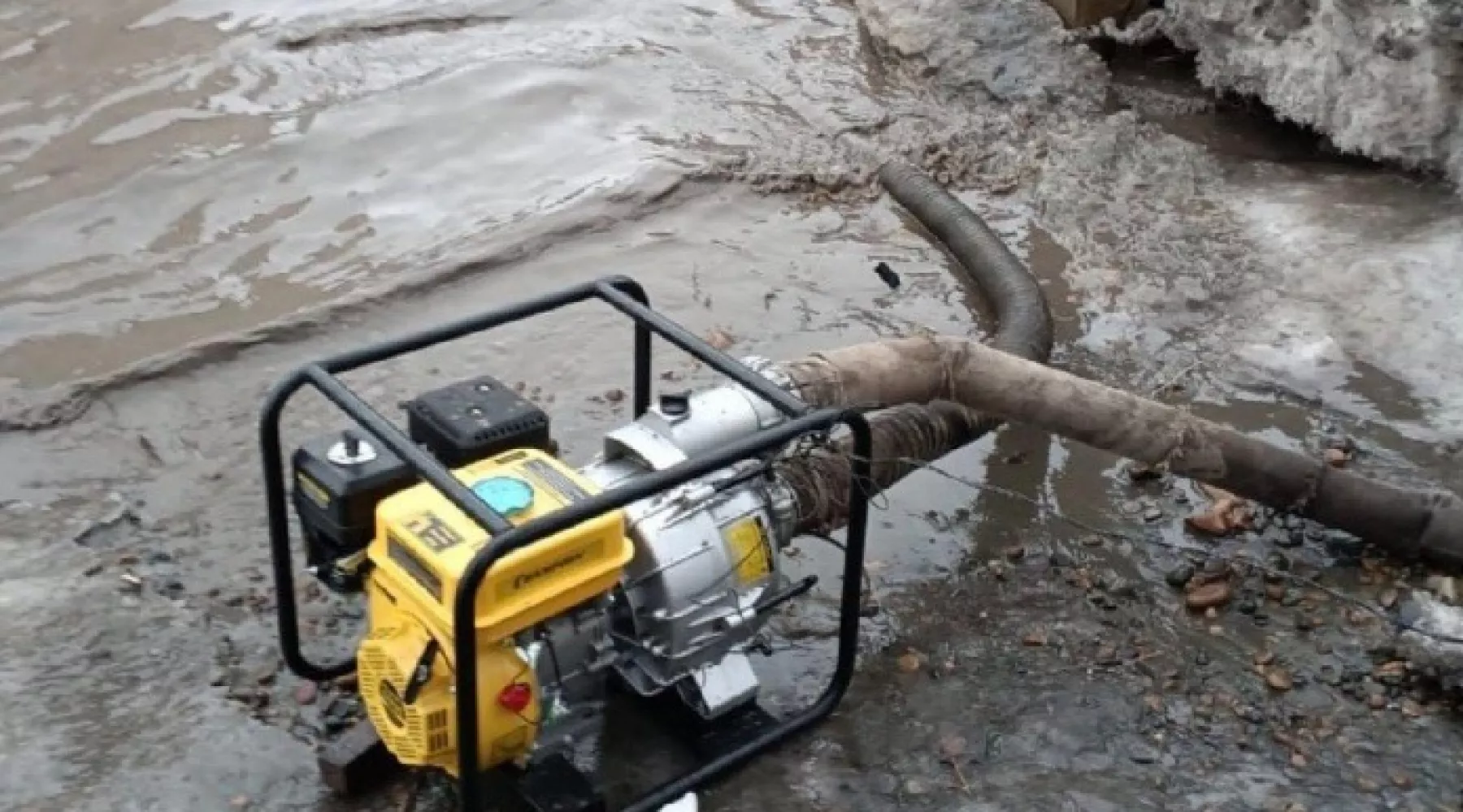 Откачка талой воды. 