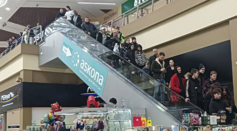 Толпы подростков в ТЦ на Зеленом Клине в Бийске