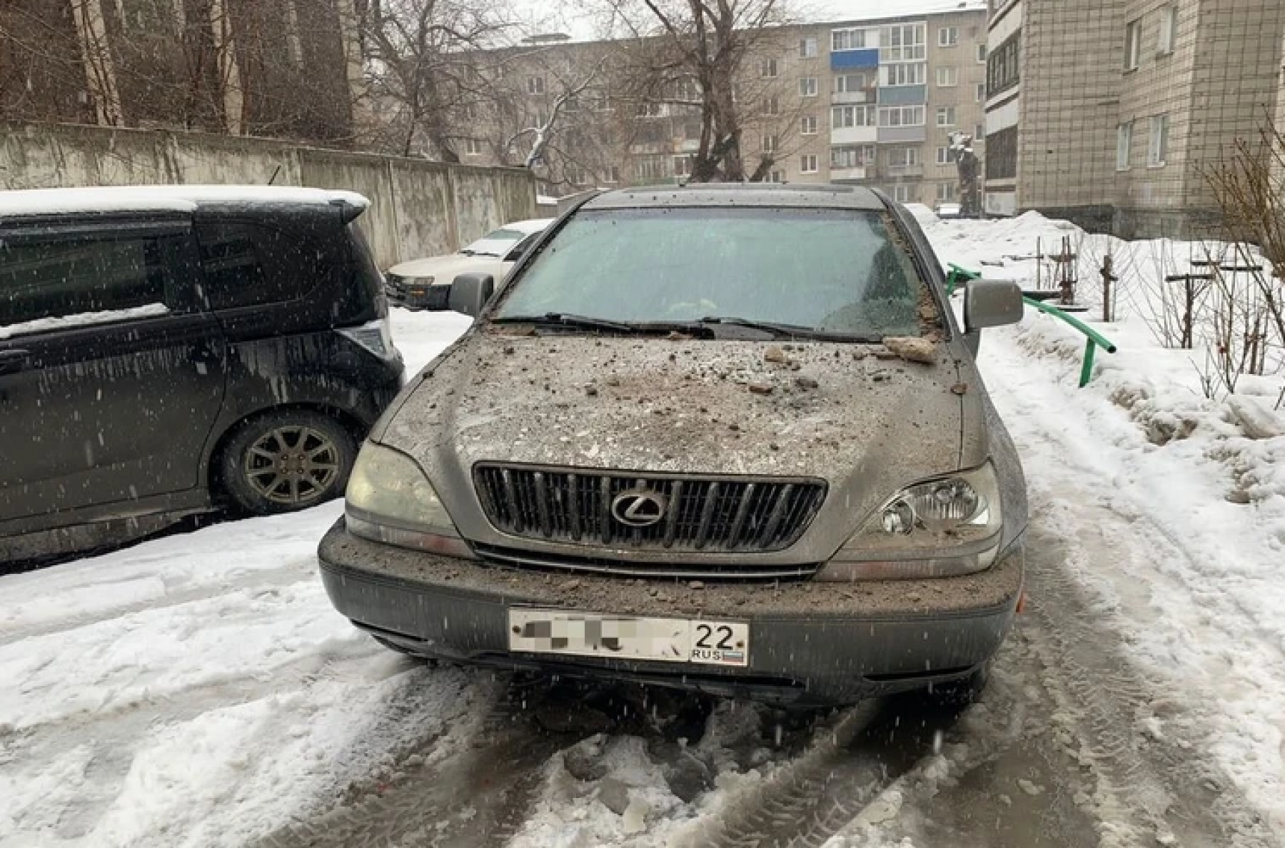 Обломки крыши упали на автомобиль.