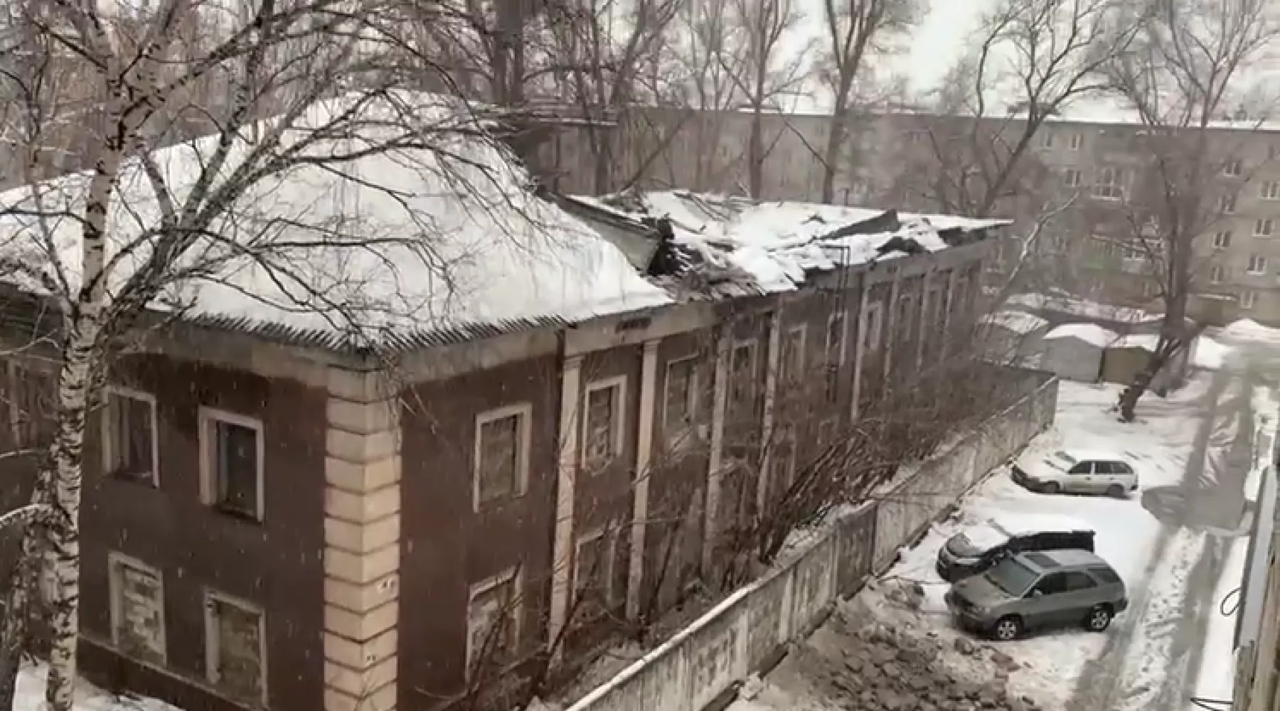 Обломки крыши упали на автомобиль.