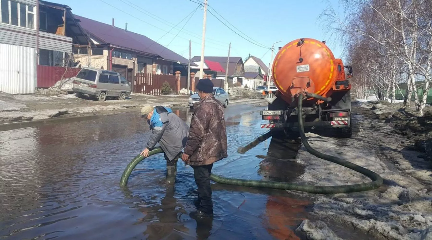 Откачка талых вод в Бийске.