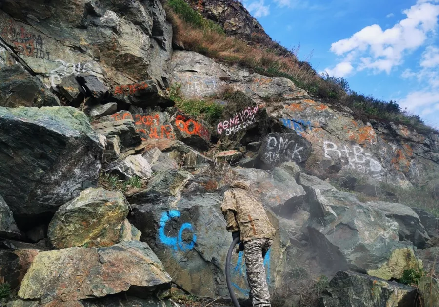 Как волонтеры на Алтае спасают горы от вандалов