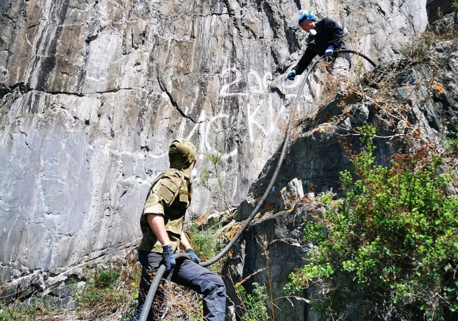 Как волонтеры на Алтае спасают горы от вандалов