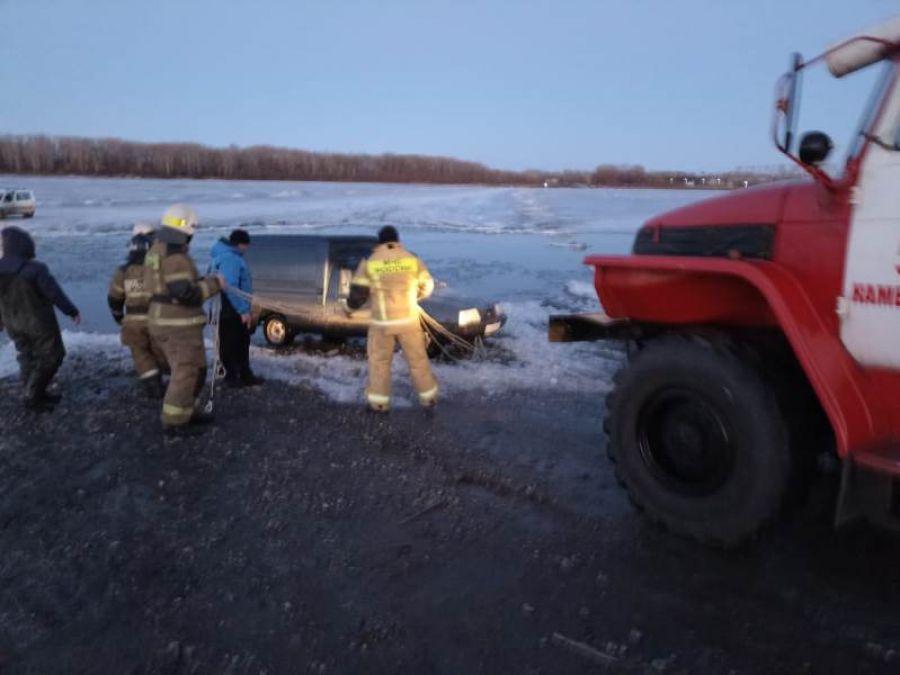 В Алтайском крае автомобиль провалился под лед при переправе через реку