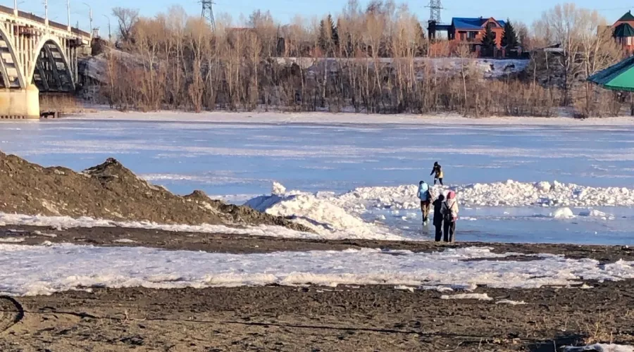 Подростки выходят на лед Бии.