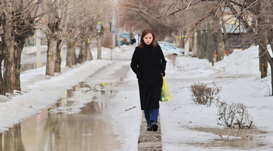 Когда придет тепло в челябинскую область. Три девушки март снег. Лужи на улицах Алтайский край 2024. Снегопад 13 апреля при Лужкове.