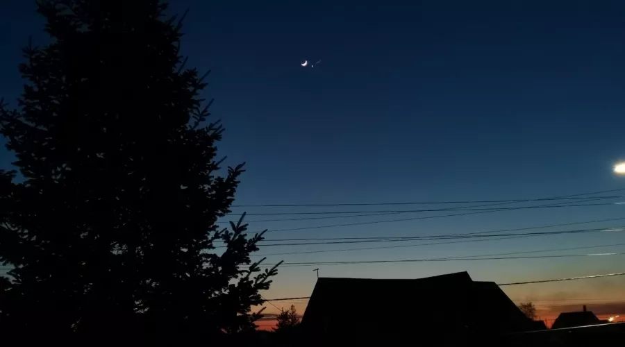 Сближение Луны и Венеры в небе над Алтайским краем