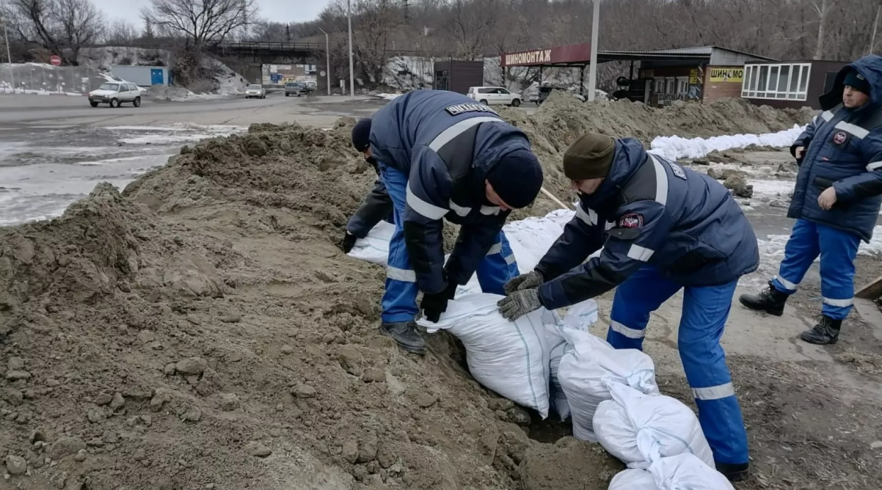 Возведение временной насыпи на улице Угольной