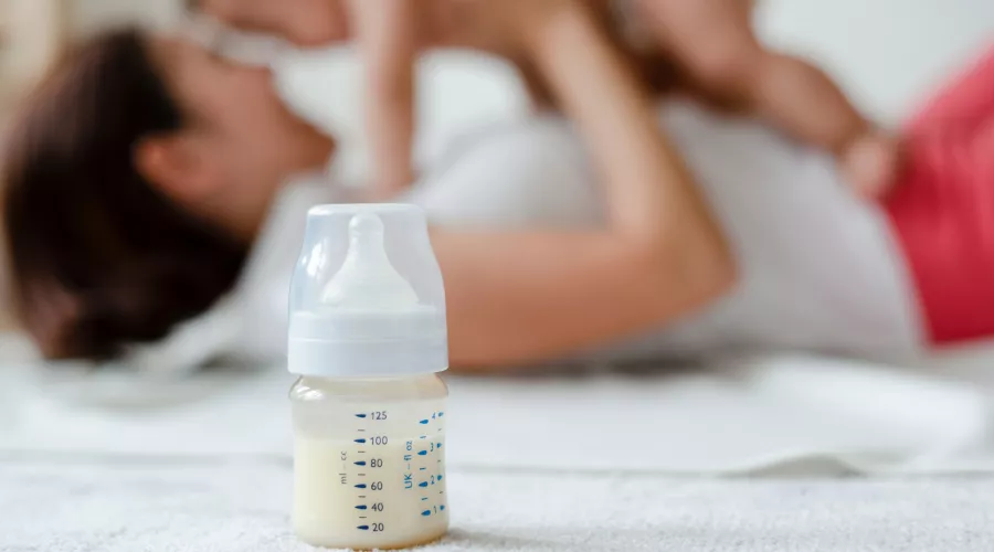 Бутылочка с молоком. Мама и малыш. Новорожденный