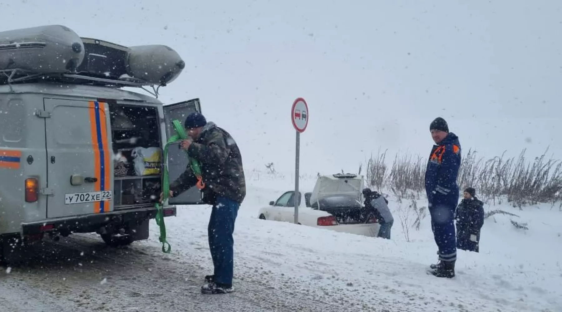Помощь на дороге. Машина в кювете