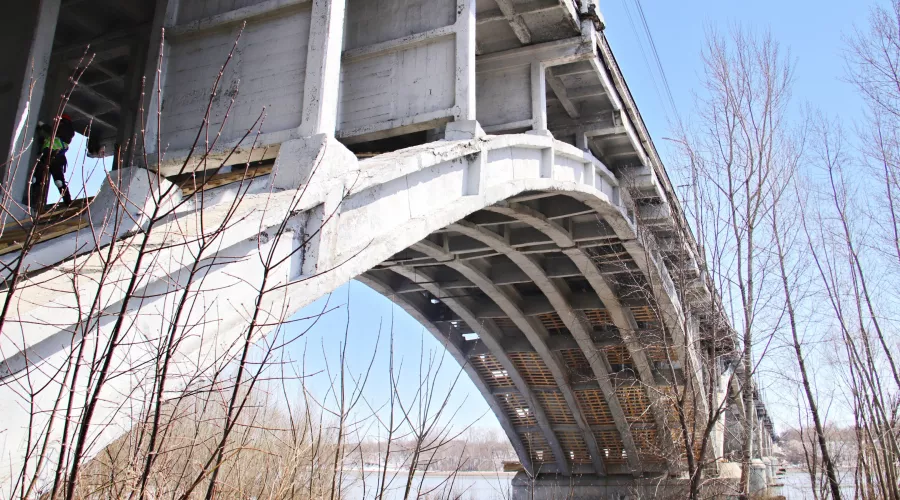 Стало известно, когда у коммунального моста в Бийске появится подсветка