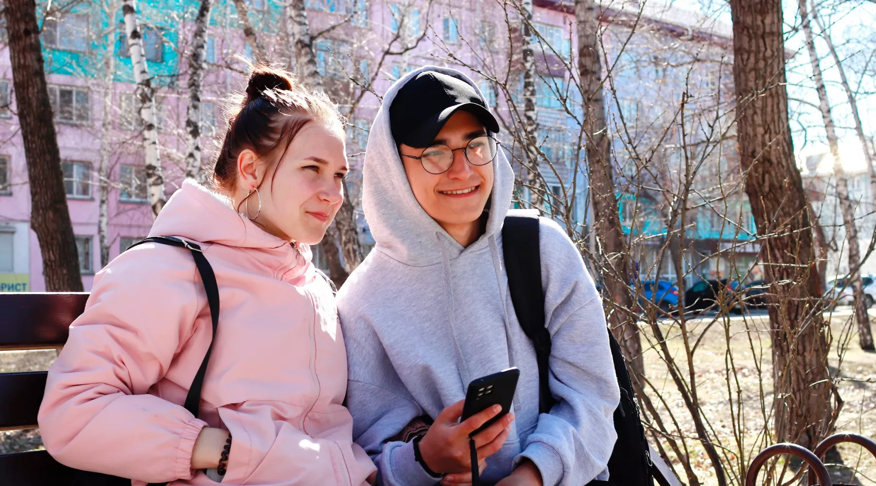 Тепло, апрель. Парень и девушка. Двое. Пара