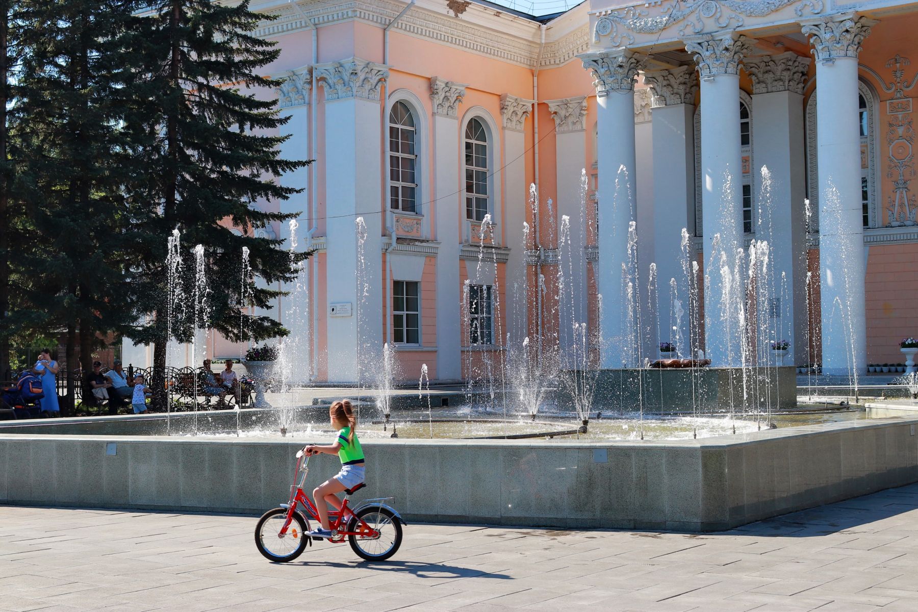 Фонтан у ГДК. Лето. Девочка на велосипеде
