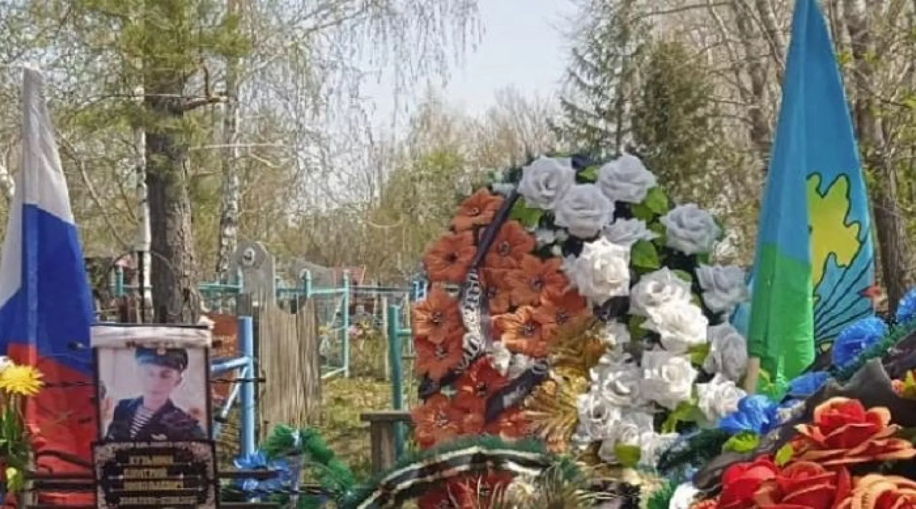 Неизвестные осквернили могилу