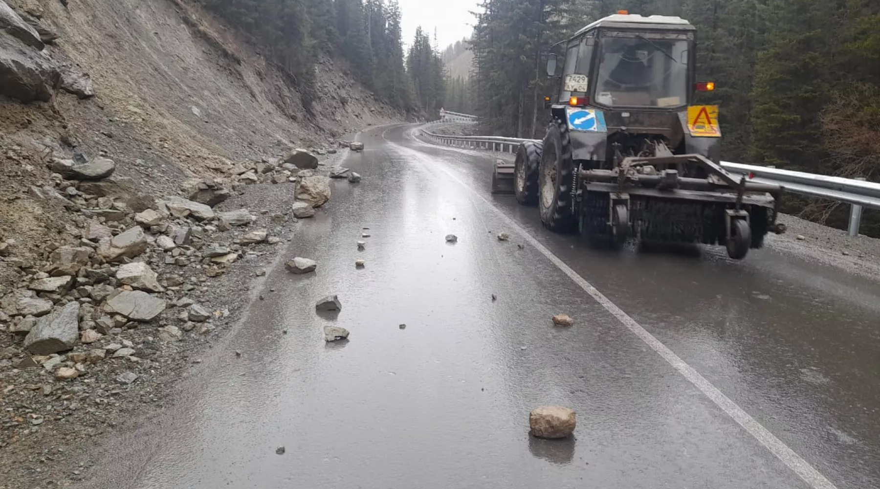 Размытая дорога в горах. Камнепад