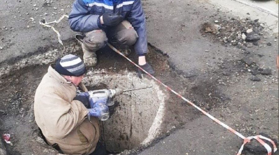 Водоканал бийск сайт. Водоканал Бийск. Водоканал ремонт. Конь в канализационном люке. Сотрудники водоканала сотрудники водоканала Похвистнево.