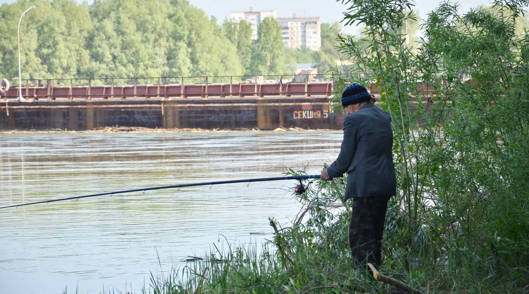 Река. Рыбак. Лето.