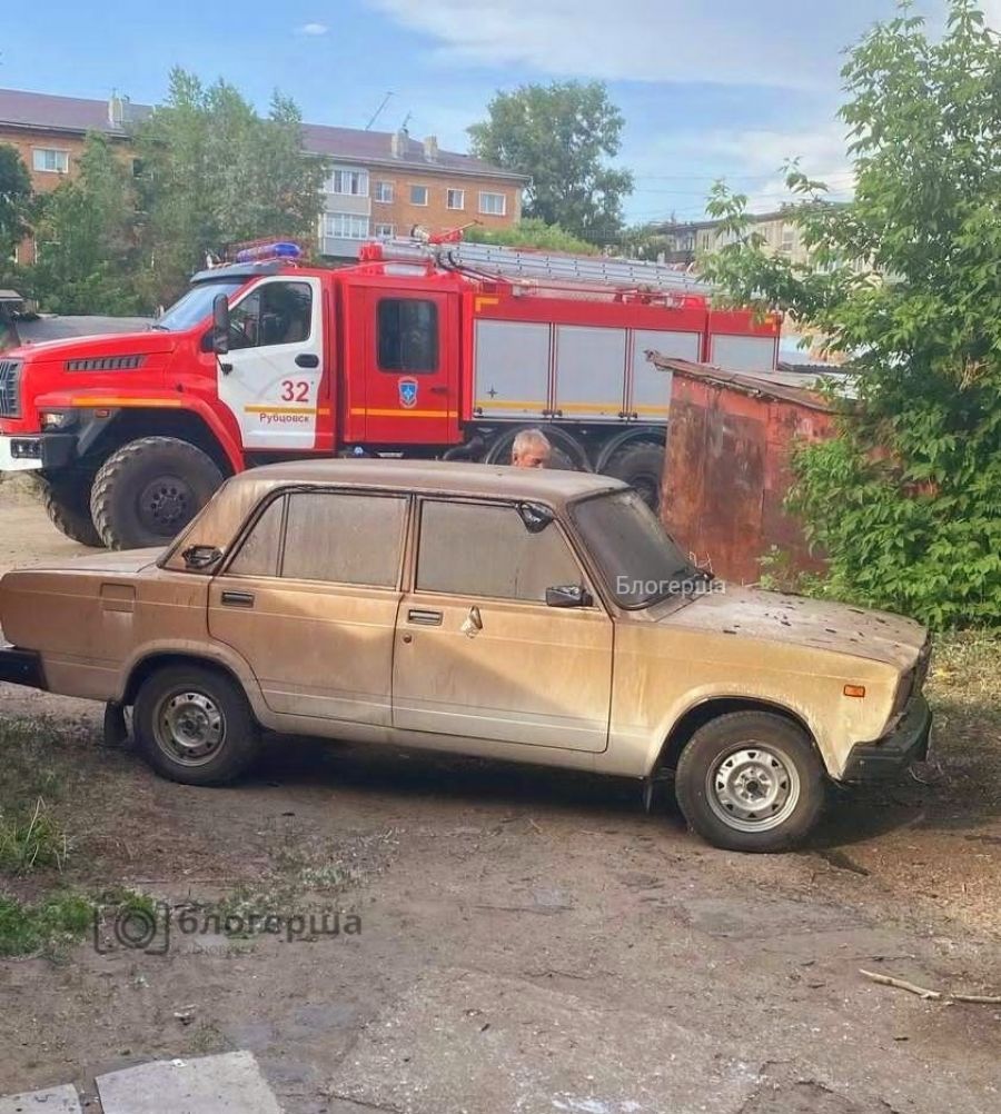 В Алтайском крае из-за детской шалости сгорели гаражи и автомобиль |  14.06.2023 | Бийск - БезФормата