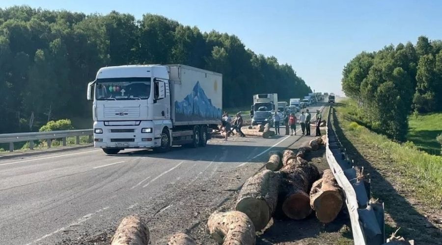 Лед на трассе. Машина на трассе. Дорога барнаул бийск. Машина на трассе. Трасса бийск барнаул.