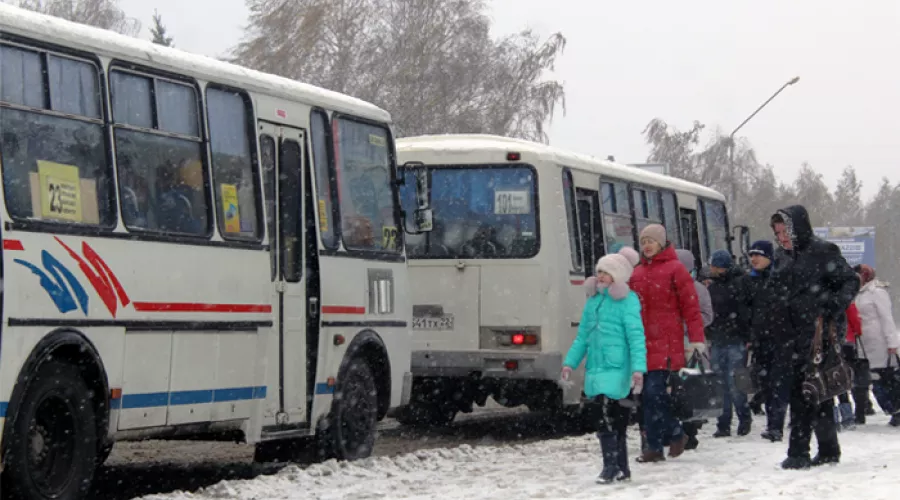 автобус №23, зима, остановка, пассажиры