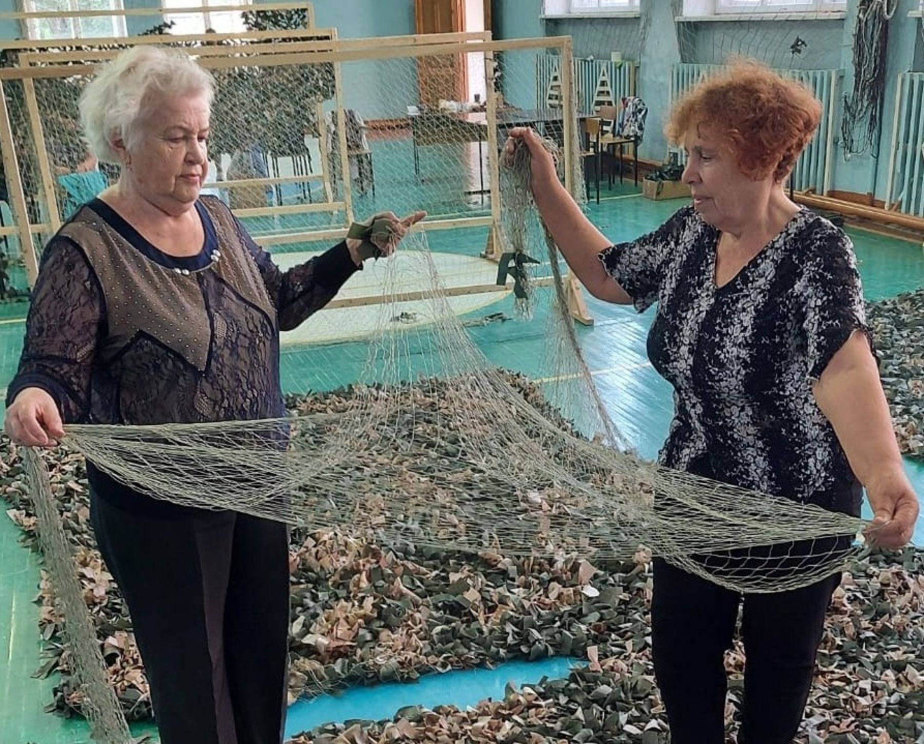 Бийские волонтеры плетут маскировочные сети