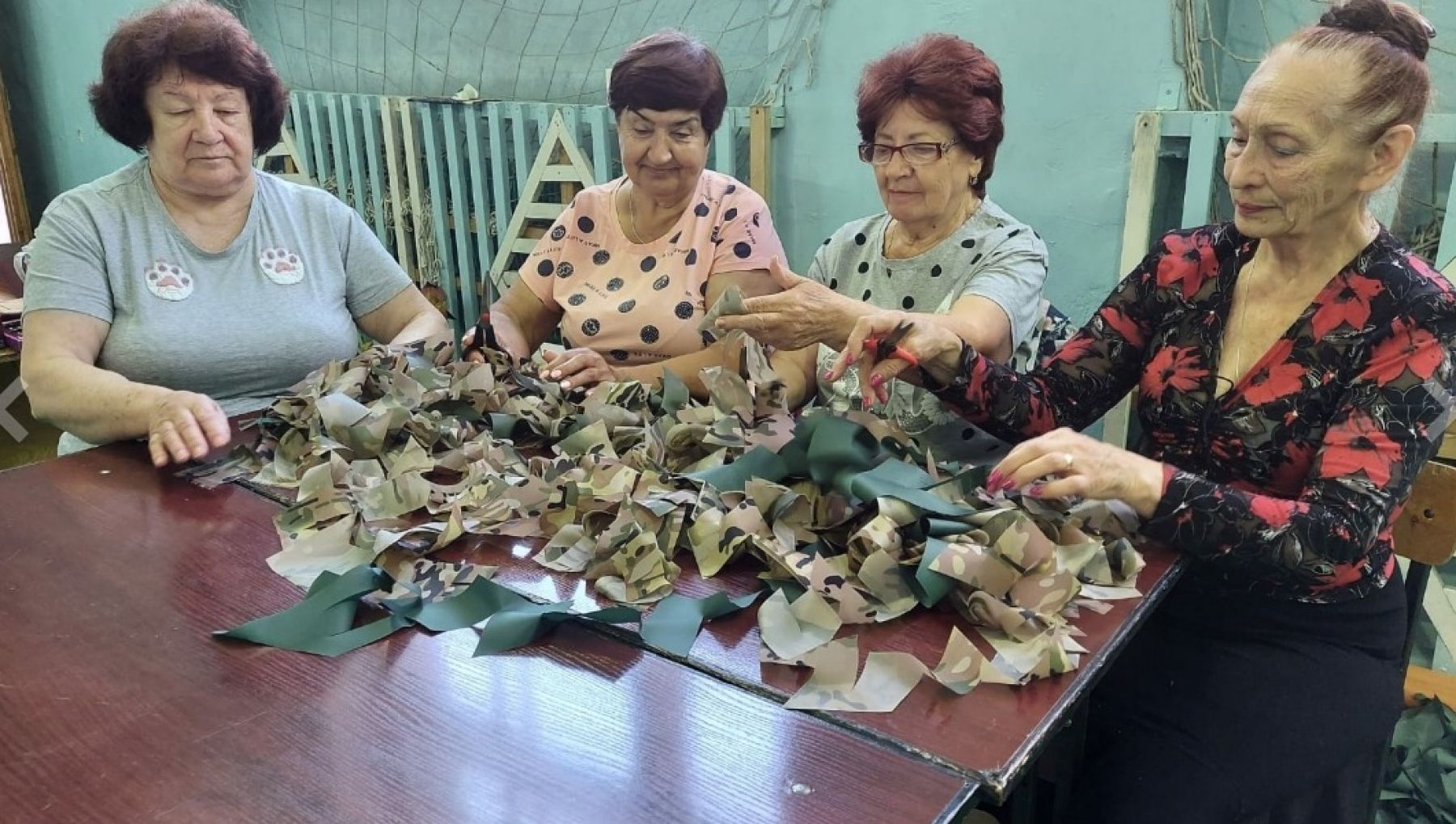 Бийские волонтеры плетут маскировочные сети