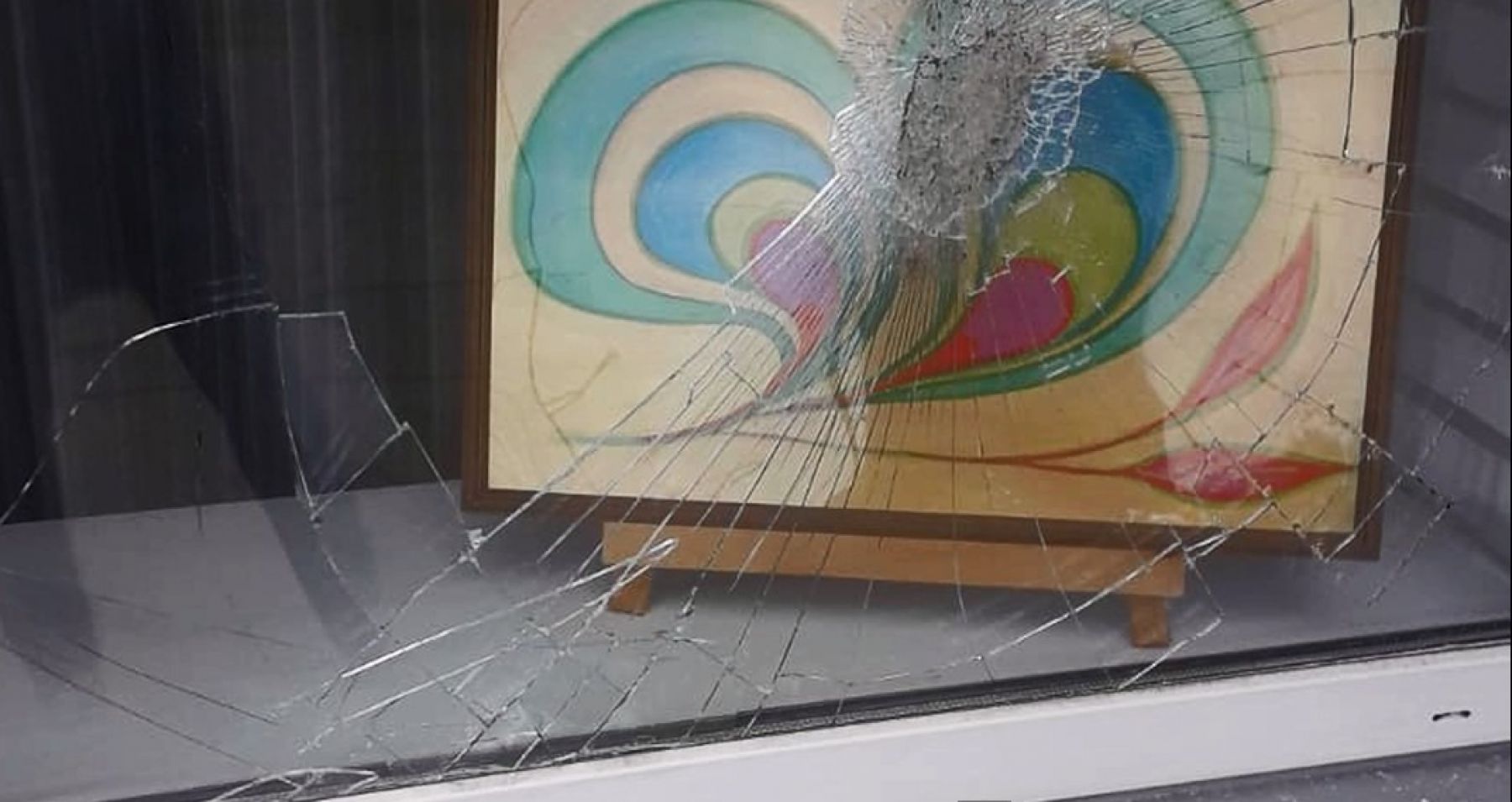 Разбитые стекла в Выставочном зале