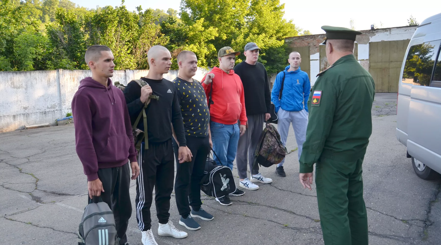 Отправка срочников в армию. Военкомат. Призывники.