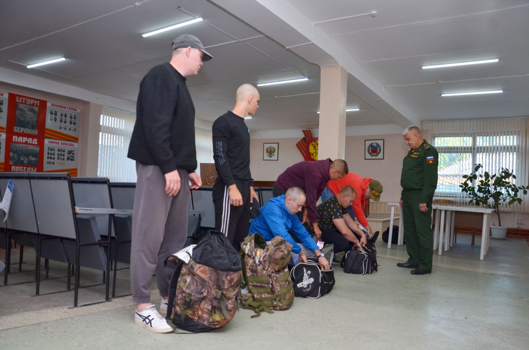 Отправка срочников в армию. Военкомат. Призывники.