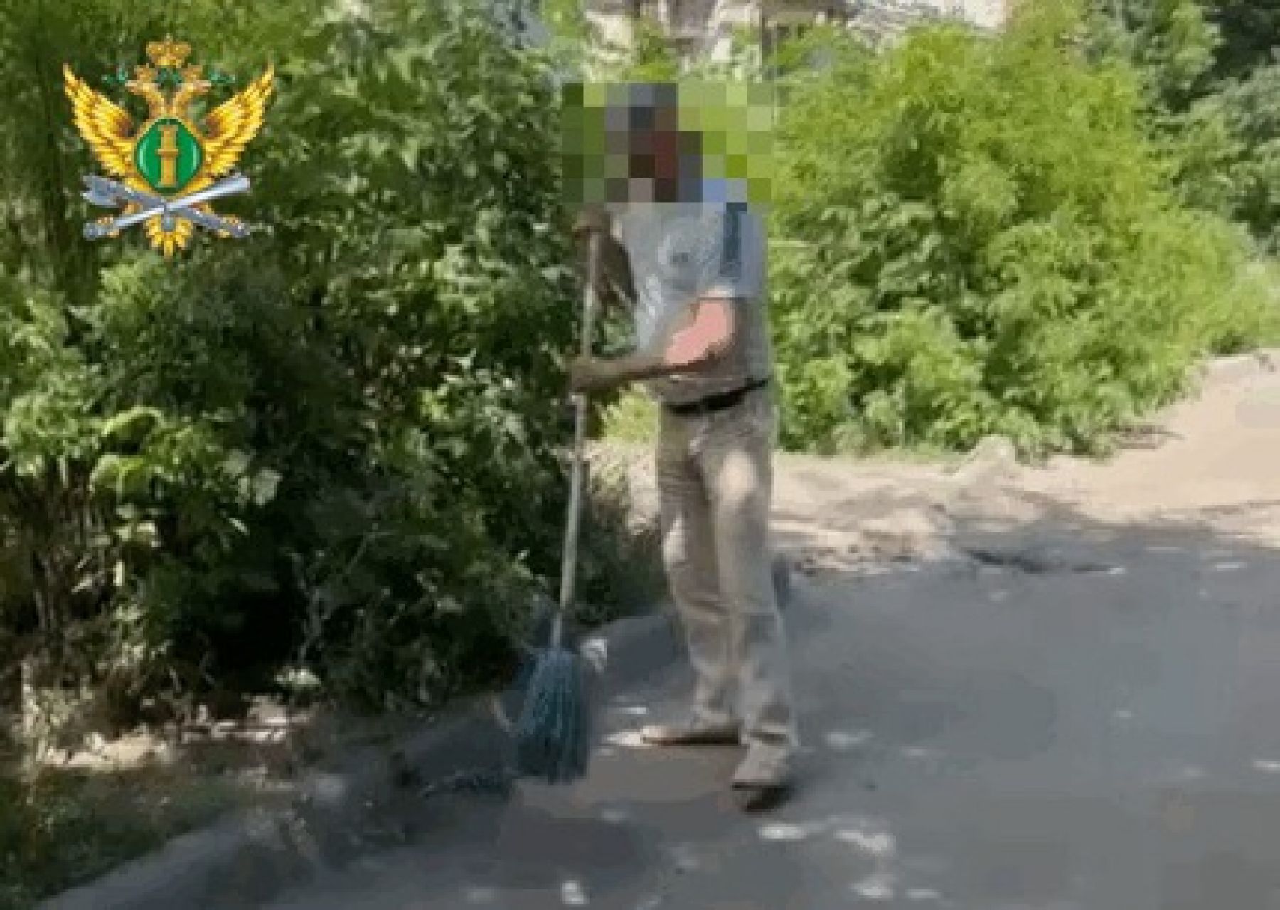 Бийский предприниматель на работах по уборке двора