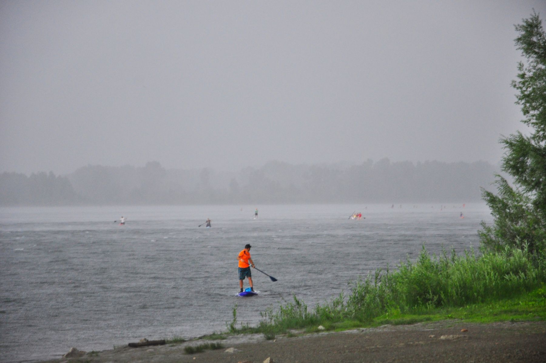 Штормовой ливень буквально смыл участников с реки