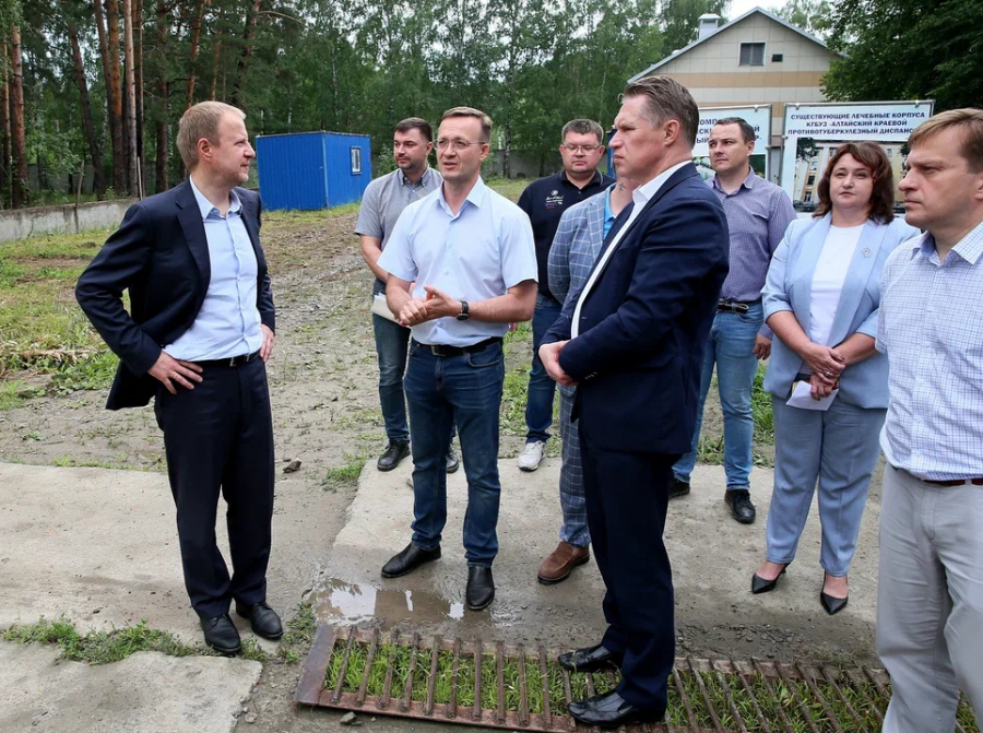Виктор Томенко обсудил строительство новых объектов с министром Михаилом Мурашко во время его визита на Алтай.