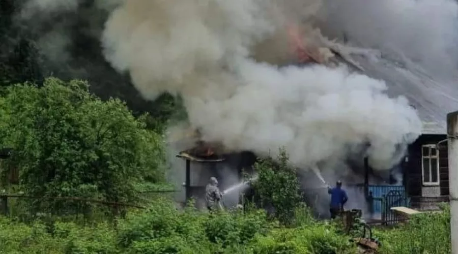 В Бийске в садовом домике при пожаре погибли два человека 