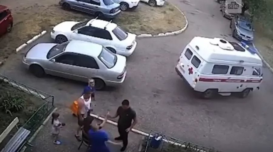 В Алтайском крае фельдшера скорой избили из-за парковочного места