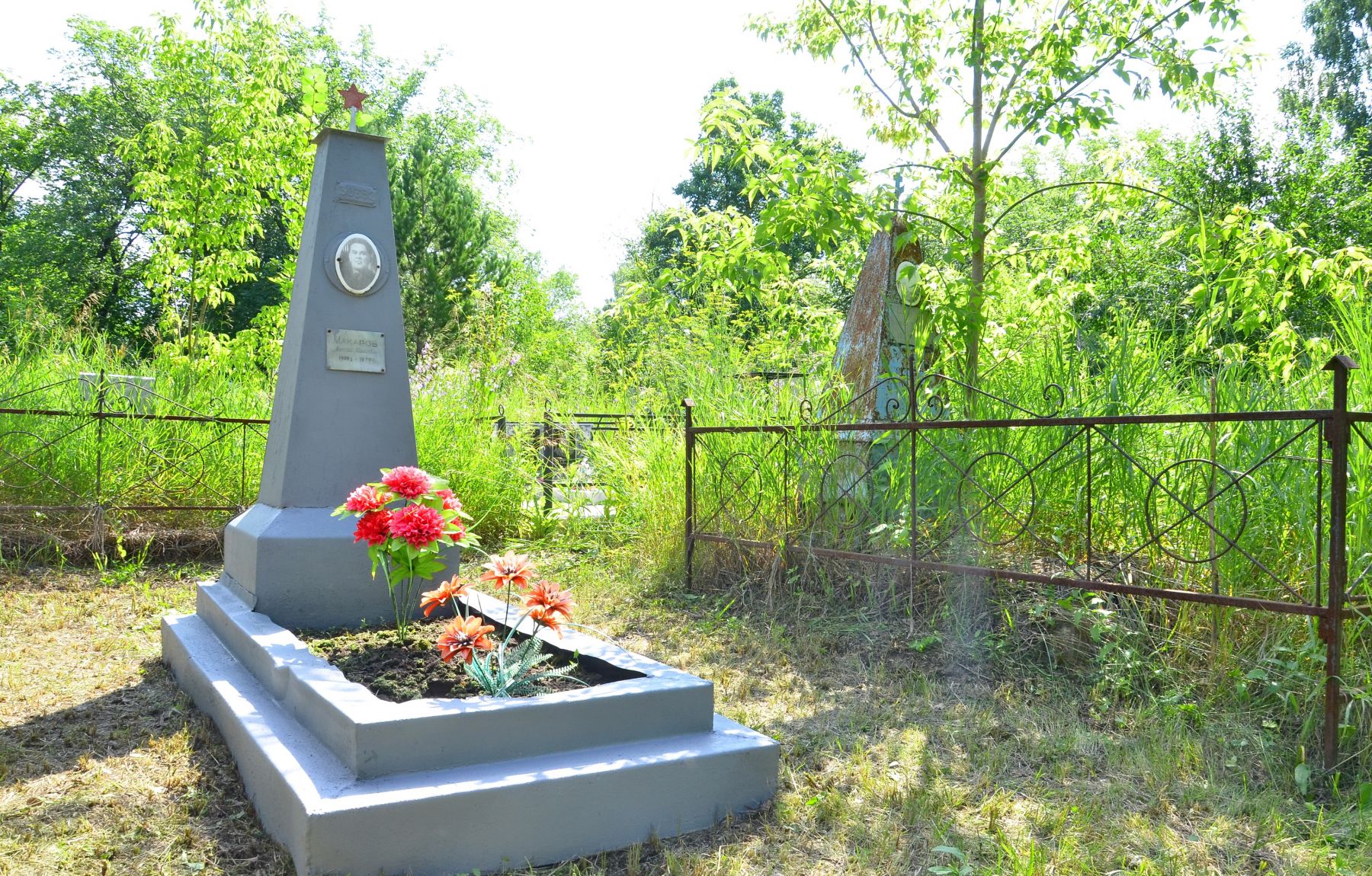 В Бийске юнармейцы привели в порядок места захоронений участников ВОВ