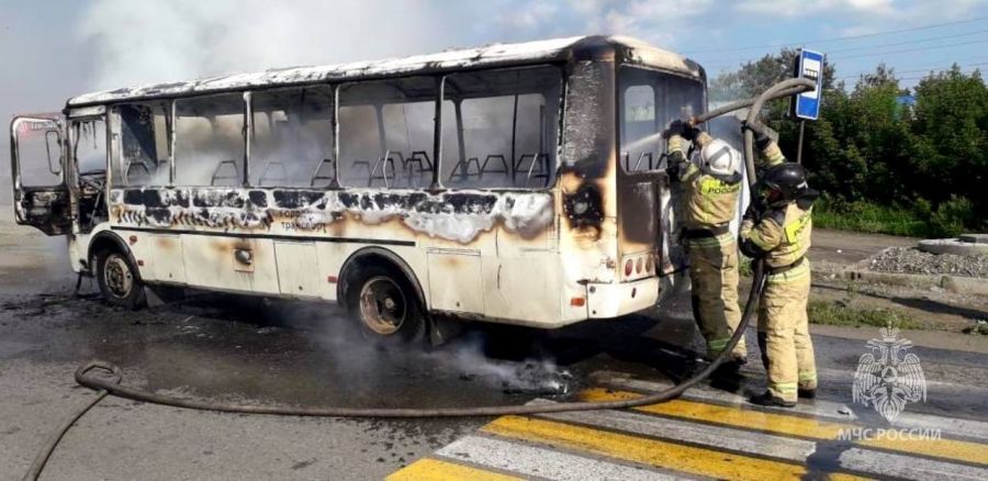 Автобус сгорел в селе Первомайское Бийского района