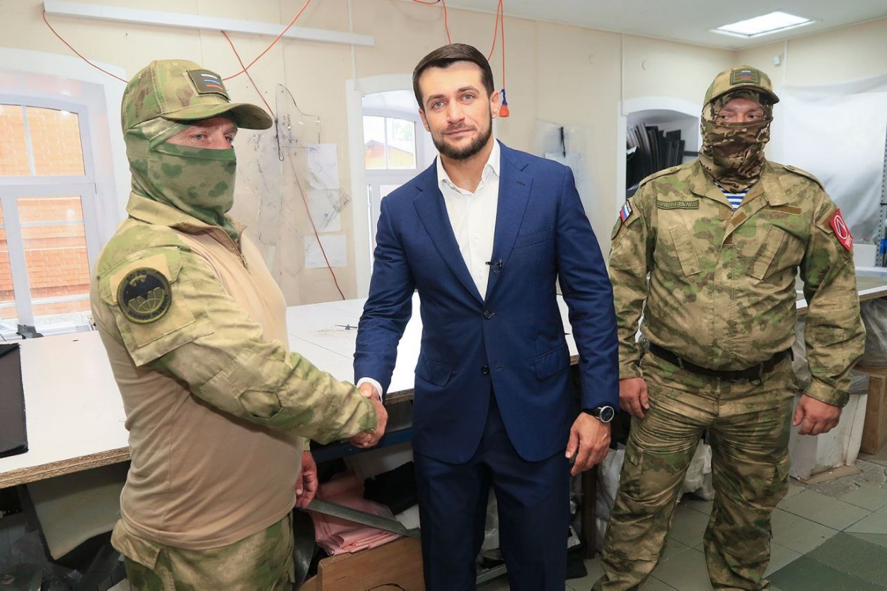 Александр Прокопьев подписал договор на приобретение костюмов для разведчиков.