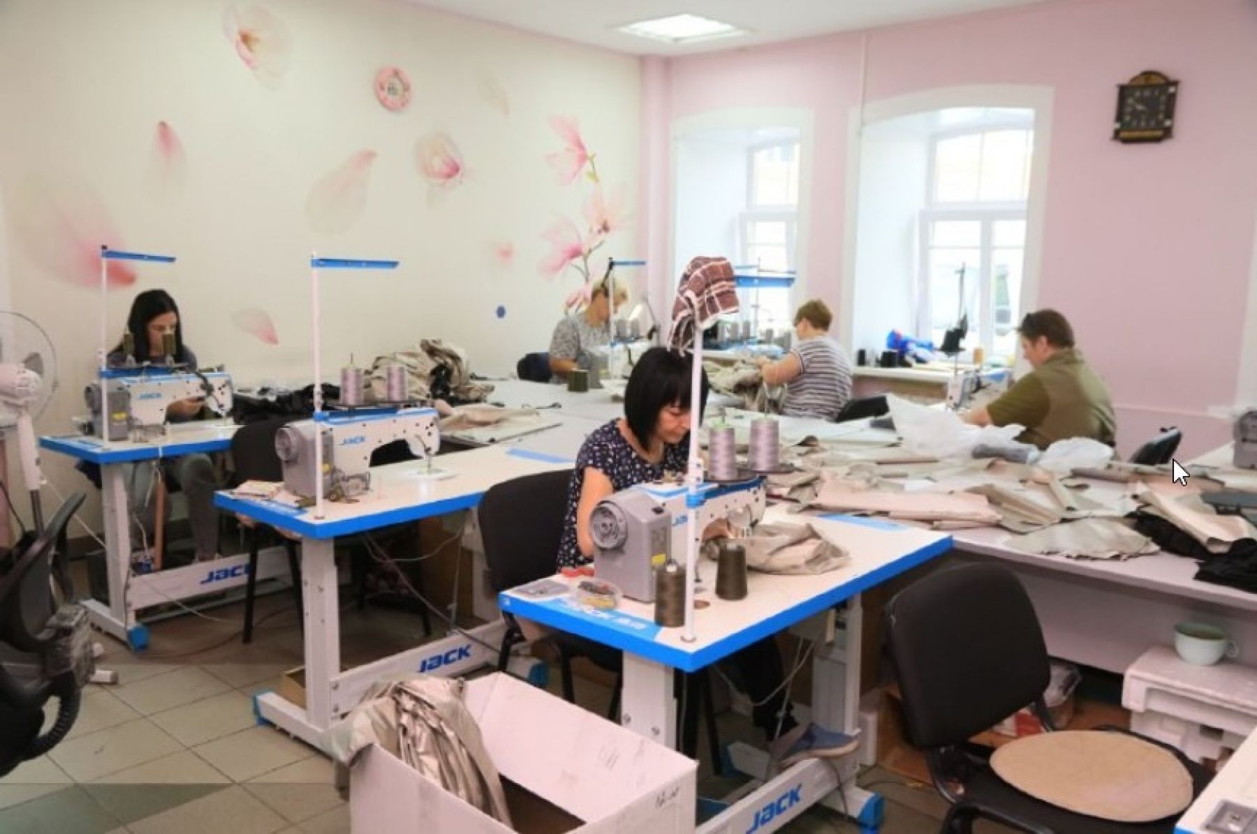 Производство защитных костюмов.