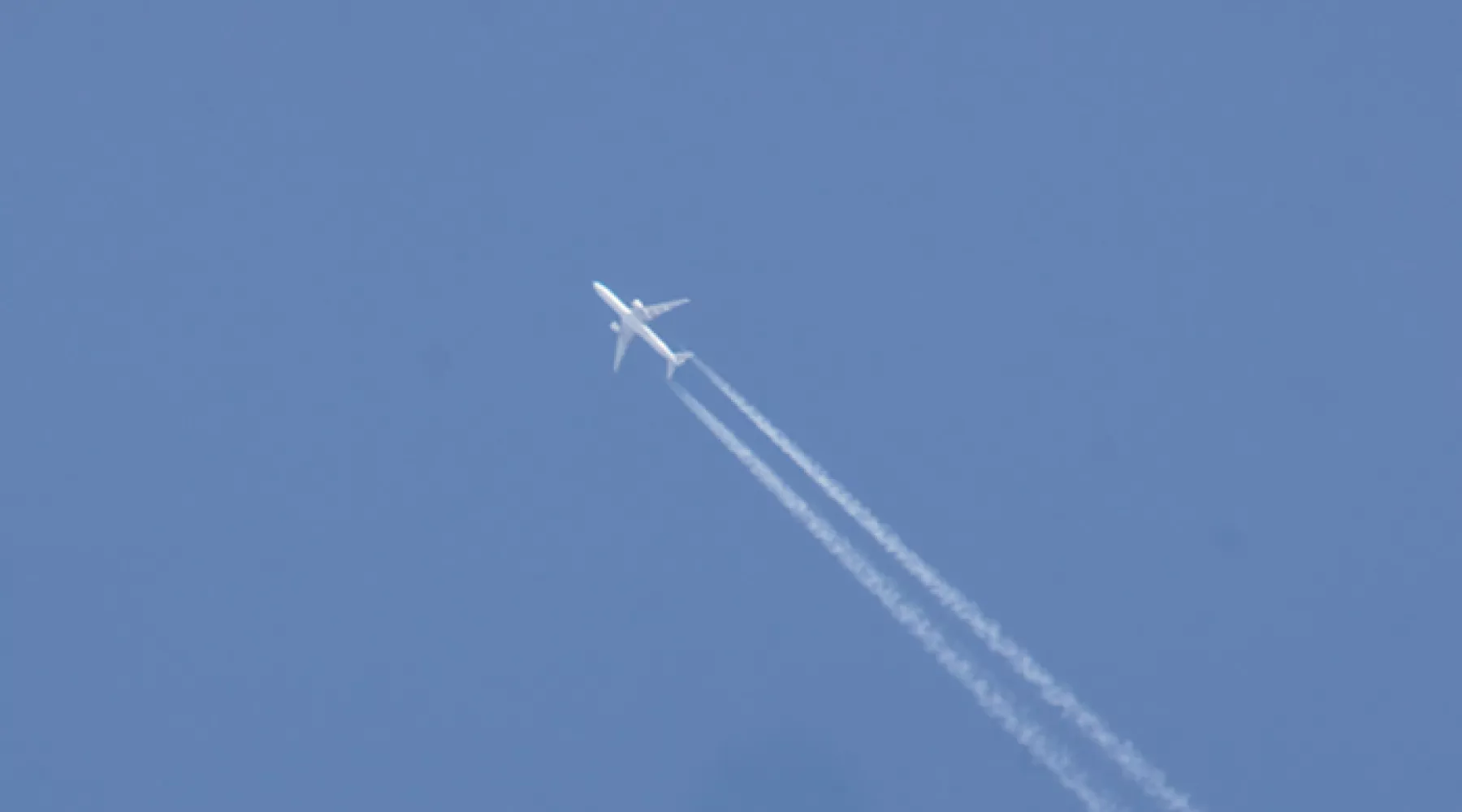 Самолет в небе над Бийском 