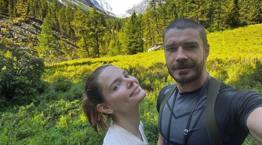 Максим Матвеев и Лиза Боярская на отдыхе в горах Алтая