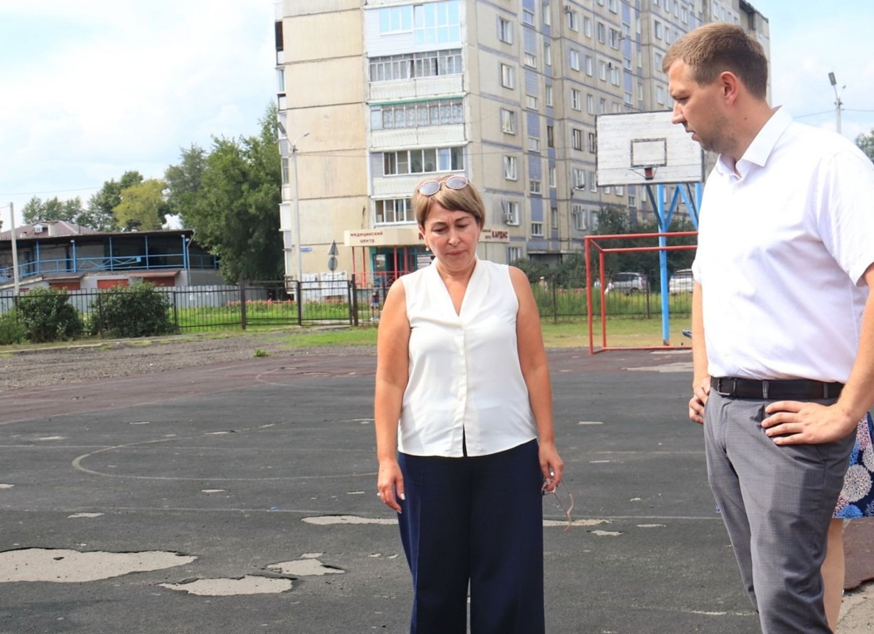 Выезд на округ №5. Ольга Киреева, директор школы №1, и Виктор Щигрев, глава города.