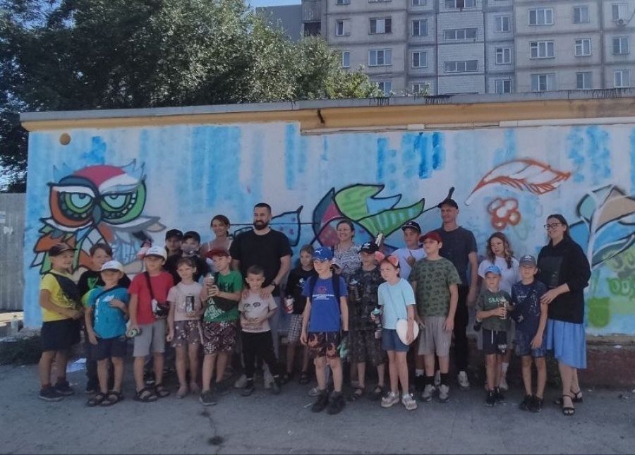 Иван Усольцев и ребята украсили забор на ул. Кутузова