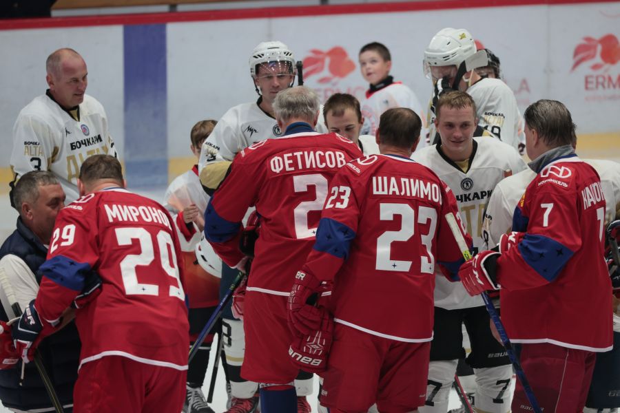 Легенды хоккея по приглашению Томенко сыграли в Барнауле матч.
